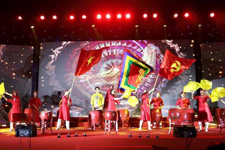 Xuân Đỉnh bừng sáng đêm nghệ thuật “Dân chủ – Đoàn kết – Phát triển” mừng thành công bầu cử đại biểu Quốc hội khóa XVI và đại biểu HĐND các cấp nhiệm kỳ 2026–2031- Ảnh 3.