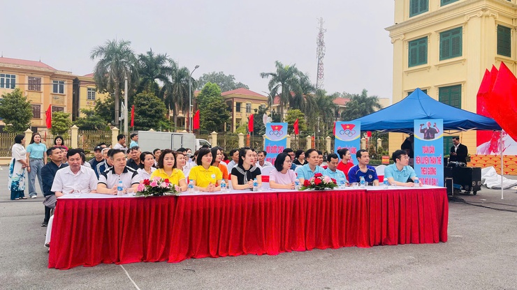 Hơn 1000 cán bộ, nhân dân xã Phúc Thọ tham gia Ngày chạy Olympic vì sức khoẻ toàn dân năm 2026- Ảnh 3.