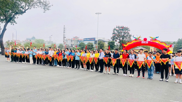 Hơn 1000 cán bộ, nhân dân xã Phúc Thọ tham gia Ngày chạy Olympic vì sức khoẻ toàn dân năm 2026- Ảnh 4.