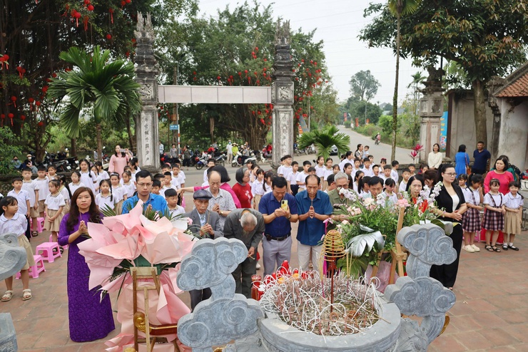 Liên đội Trường Tiểu học Thanh Mỹ tổ chức Lễ dâng hương Đức Thánh Tản Viên Sơn và kết nạp Đội viên năm học 2025–2026- Ảnh 1.