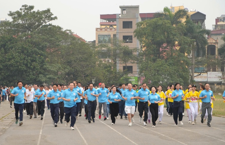 Phường Phú Diễn: Gần 1.000 vận động viên hưởng ứng Ngày chạy Olympic vì sức khỏe toàn dân
- Ảnh 1.