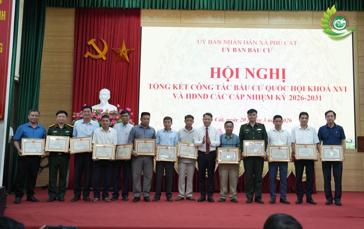 Xã Phú Cát khen thưởng 35 tập thể và 131 cá nhân có thành tích xuất sắc trong công tác bầu cử đại biểu Quốc hội khóa XVI và đại biểu HĐND các cấp nhiệm kỳ 2026-2031- Ảnh 7.