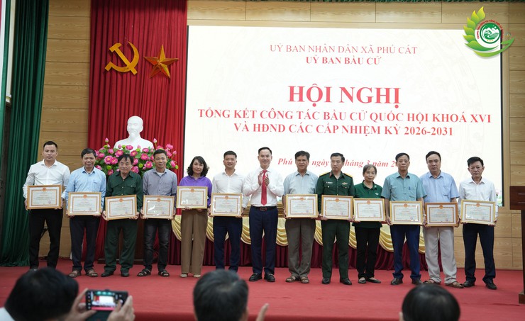 Xã Phú Cát khen thưởng 35 tập thể và 131 cá nhân có thành tích xuất sắc trong công tác bầu cử đại biểu Quốc hội khóa XVI và đại biểu HĐND các cấp nhiệm kỳ 2026-2031- Ảnh 8.