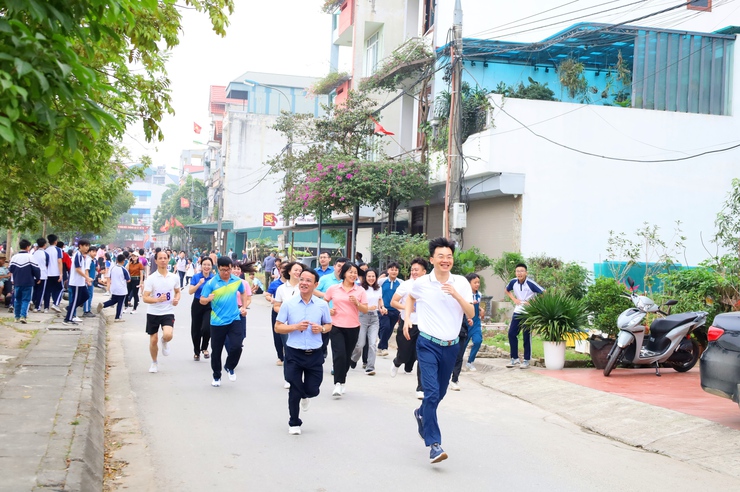 Sôi nổi Ngày chạy Olympic vì sức khỏe toàn dân phường Tùng Thiện năm 2026 : Lan tỏa tinh thần 
“ Khỏe để xây dựng và bảo vệ Tổ Quốc ’’- Ảnh 3.