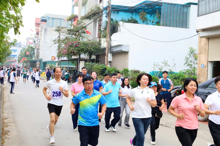 Sôi nổi Ngày chạy Olympic vì sức khỏe toàn dân phường Tùng Thiện năm 2026 : Lan tỏa tinh thần 
“ Khỏe để xây dựng và bảo vệ Tổ Quốc ’’- Ảnh 4.