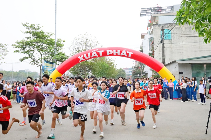 Sôi nổi Ngày chạy Olympic vì sức khỏe toàn dân phường Tùng Thiện năm 2026 : Lan tỏa tinh thần 
“ Khỏe để xây dựng và bảo vệ Tổ Quốc ’’- Ảnh 5.