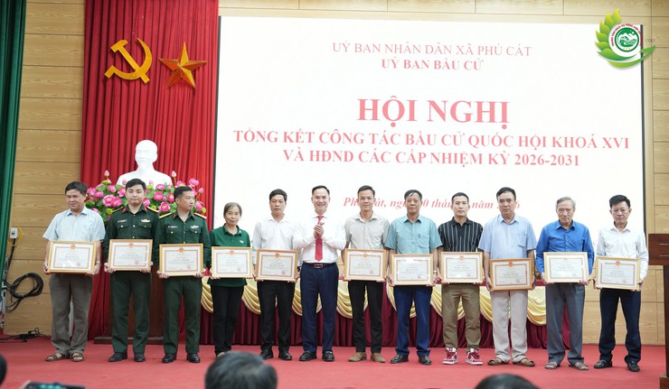 Xã Phú Cát khen thưởng 35 tập thể và 131 cá nhân có thành tích xuất sắc trong công tác bầu cử đại biểu Quốc hội khóa XVI và đại biểu HĐND các cấp nhiệm kỳ 2026-2031- Ảnh 12.