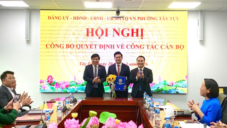 Phường Tây Tựu công bố và trao quyết định về công tác cán bộ- Ảnh 1.