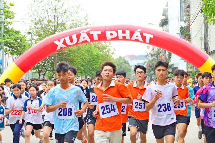 Sôi nổi Ngày chạy Olympic vì sức khỏe toàn dân phường Tùng Thiện năm 2026 : Lan tỏa tinh thần 
“ Khỏe để xây dựng và bảo vệ Tổ Quốc ’’- Ảnh 6.