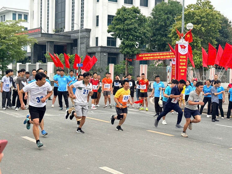 Trên 600 vận động viên phường Tây Tựu sôi nổi tham gia Ngày chạy Olympic vì sức khoẻ toàn dân và Giải chạy Báo Hà Nội Mới năm 2026- Ảnh 4.