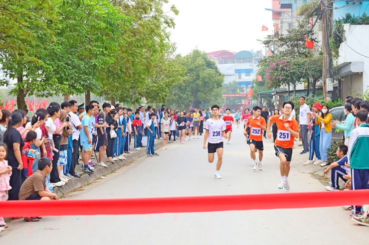 Sôi nổi Ngày chạy Olympic vì sức khỏe toàn dân phường Tùng Thiện năm 2026 : Lan tỏa tinh thần 
“ Khỏe để xây dựng và bảo vệ Tổ Quốc ’’- Ảnh 7.