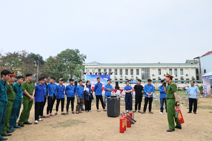 Chi đoàn Công an xã tuyên truyền kỹ năng PCCC tại Ngày hội Đoàn viên – Thanh niên 2026- Ảnh 1.
