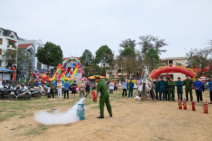 Chi đoàn Công an xã tuyên truyền kỹ năng PCCC tại Ngày hội Đoàn viên – Thanh niên 2026- Ảnh 3.