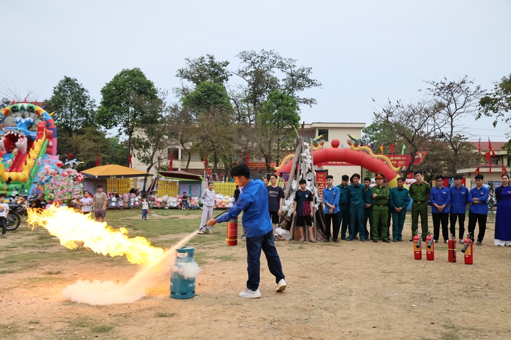 Chi đoàn Công an xã tuyên truyền kỹ năng PCCC tại Ngày hội Đoàn viên – Thanh niên 2026- Ảnh 4.