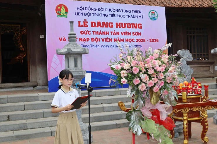 Liên đội Trường Tiểu học Thanh Mỹ tổ chức Lễ dâng hương Đức Thánh Tản Viên Sơn và kết nạp Đội viên năm học 2025–2026- Ảnh 3.