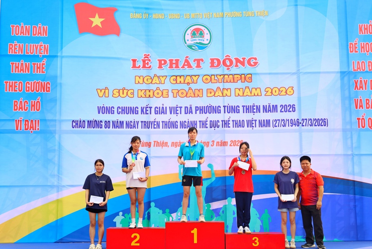 Sôi nổi Ngày chạy Olympic vì sức khỏe toàn dân phường Tùng Thiện năm 2026 : Lan tỏa tinh thần 
“ Khỏe để xây dựng và bảo vệ Tổ Quốc ’’- Ảnh 9.