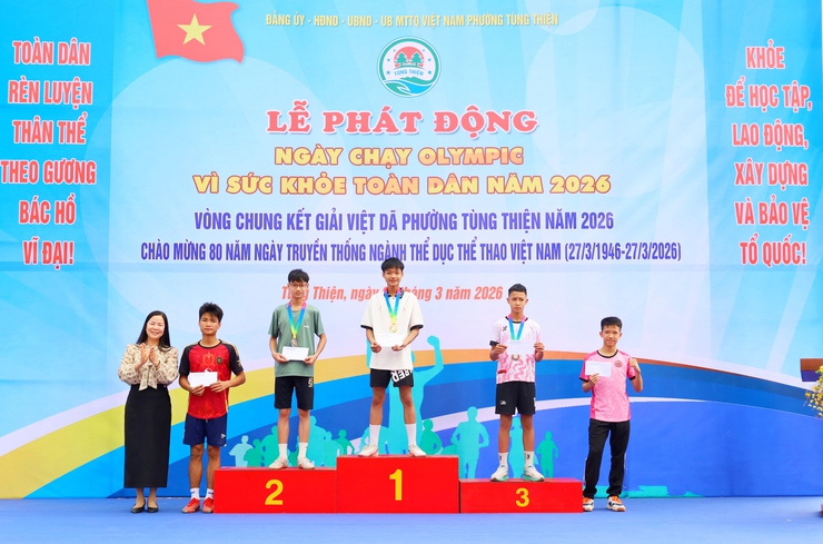 Sôi nổi Ngày chạy Olympic vì sức khỏe toàn dân phường Tùng Thiện năm 2026 : Lan tỏa tinh thần 
“ Khỏe để xây dựng và bảo vệ Tổ Quốc ’’- Ảnh 12.