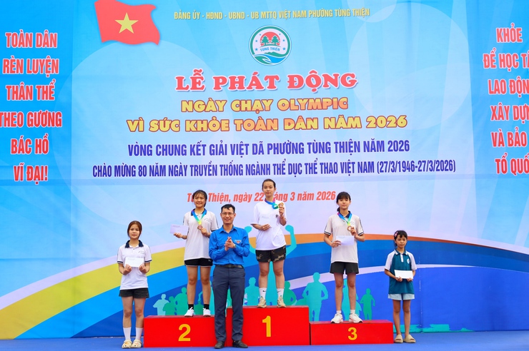Sôi nổi Ngày chạy Olympic vì sức khỏe toàn dân phường Tùng Thiện năm 2026 : Lan tỏa tinh thần 
“ Khỏe để xây dựng và bảo vệ Tổ Quốc ’’- Ảnh 13.