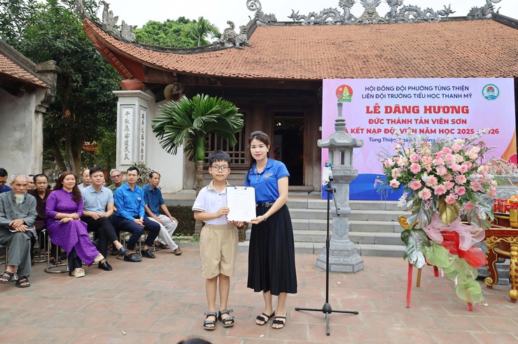 Liên đội Trường Tiểu học Thanh Mỹ tổ chức Lễ dâng hương Đức Thánh Tản Viên Sơn và kết nạp Đội viên năm học 2025–2026- Ảnh 4.