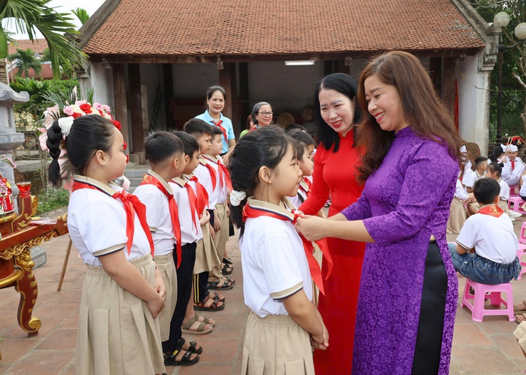Liên đội Trường Tiểu học Thanh Mỹ tổ chức Lễ dâng hương Đức Thánh Tản Viên Sơn và kết nạp Đội viên năm học 2025–2026- Ảnh 5.