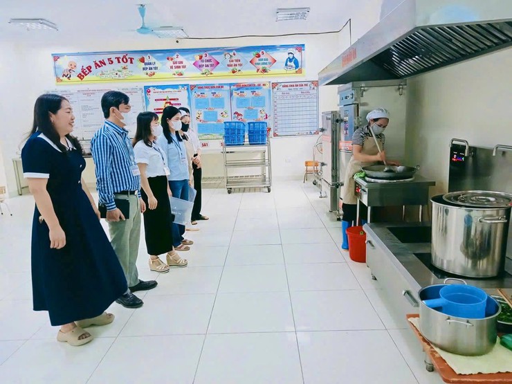 UBND xã Bất Bạt: Siết chặt công tác giám sát, đảm bảo an toàn thực phẩm tại các bếp ăn trường học- Ảnh 1.