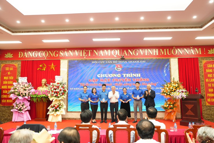 95 NĂM NGỌN LỬA HỒNG: CUỘC GẶP GỠ CỦA NHỮNG "MÀU ÁO XANH" HUYỀN THOẠI- Ảnh 7.