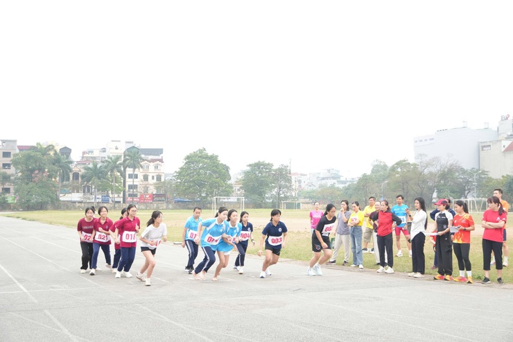 Phường Phú Diễn: Gần 1.000 vận động viên hưởng ứng Ngày chạy Olympic vì sức khỏe toàn dân
- Ảnh 7.