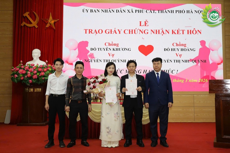 PHÚ CÁT TỔ CHỨC TRAO GIẤY CHỨNG NHẬN KẾT HÔN, LAN TỎA MÔ HÌNH CHÍNH QUYỀN THÂN THIỆN- Ảnh 1.