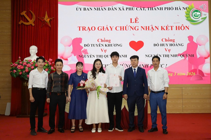 PHÚ CÁT TỔ CHỨC TRAO GIẤY CHỨNG NHẬN KẾT HÔN, LAN TỎA MÔ HÌNH CHÍNH QUYỀN THÂN THIỆN- Ảnh 2.