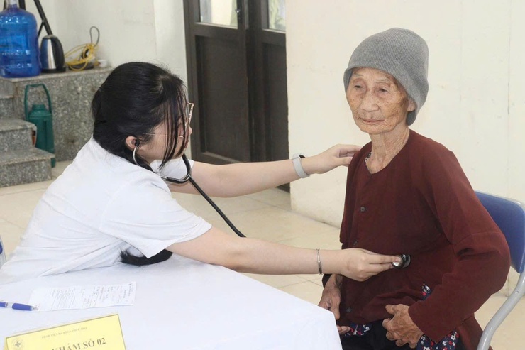 Đoàn Thanh niên Sở Y tế Hà Nội phối hợp với Bệnh viện đa khoa Phúc Thọ khám sức khỏe miễn phí cho người cao tuổi năm 2026- Ảnh 1.