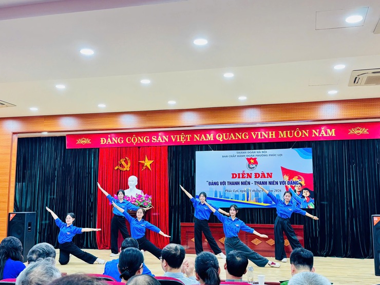 Sáng ngày 21/3/2026, tại trường THPT Phúc Lợi, Đoàn thanh niên phường tổ chức Diễn đàn “Đảng với thanh niên – Thanh niên với Đảng” và Lễ mít tinh kỷ niệm 95 năm ngày thành lập Đoàn TNCS Hồ Chí Minh (26/3/1931 – 26/3/2026)- Ảnh 1.
