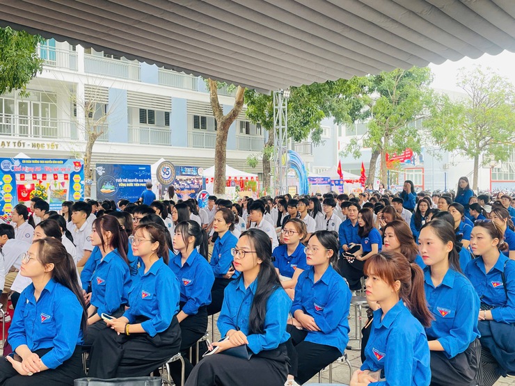 Sáng ngày 21/3/2026, tại trường THPT Phúc Lợi, Đoàn thanh niên phường tổ chức Diễn đàn “Đảng với thanh niên – Thanh niên với Đảng” và Lễ mít tinh kỷ niệm 95 năm ngày thành lập Đoàn TNCS Hồ Chí Minh (26/3/1931 – 26/3/2026)- Ảnh 4.