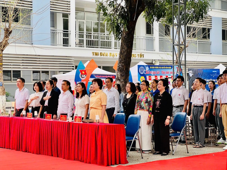 Sáng ngày 21/3/2026, tại trường THPT Phúc Lợi, Đoàn thanh niên phường tổ chức Diễn đàn “Đảng với thanh niên – Thanh niên với Đảng” và Lễ mít tinh kỷ niệm 95 năm ngày thành lập Đoàn TNCS Hồ Chí Minh (26/3/1931 – 26/3/2026)- Ảnh 3.