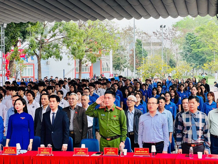 Sáng ngày 21/3/2026, tại trường THPT Phúc Lợi, Đoàn thanh niên phường tổ chức Diễn đàn “Đảng với thanh niên – Thanh niên với Đảng” và Lễ mít tinh kỷ niệm 95 năm ngày thành lập Đoàn TNCS Hồ Chí Minh (26/3/1931 – 26/3/2026)- Ảnh 2.