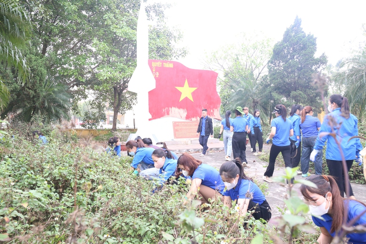 Tuổi trẻ xã Bất Bạt sôi nổi ra quân “Ngày chủ nhật xanh” – Phát huy tinh thần xung kích, tình nguyện vì cộng đồng- Ảnh 3.