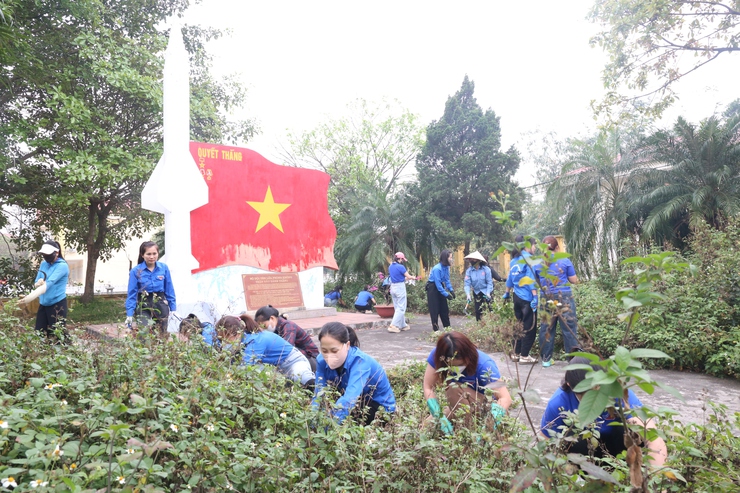 Tuổi trẻ xã Bất Bạt sôi nổi ra quân “Ngày chủ nhật xanh” – Phát huy tinh thần xung kích, tình nguyện vì cộng đồng- Ảnh 4.