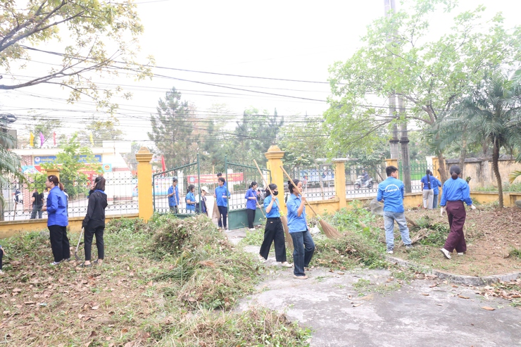 Tuổi trẻ xã Bất Bạt sôi nổi ra quân “Ngày chủ nhật xanh” – Phát huy tinh thần xung kích, tình nguyện vì cộng đồng- Ảnh 6.