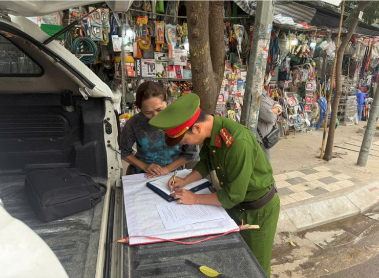 Xử lý một số hộ dân bày bán cây cảnh chiếm vỉa hè- Ảnh 1.