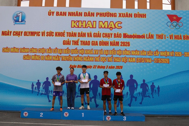 Phường Xuân Đỉnh: hơn 800 người dân tham gia hưởng ứng Ngày chạy Olympic vì sức khỏe toàn dân năm 2026 và giải chạy báo Hànộimới lần thứ 1 - Vì hòa bình năm 2026- Ảnh 11.