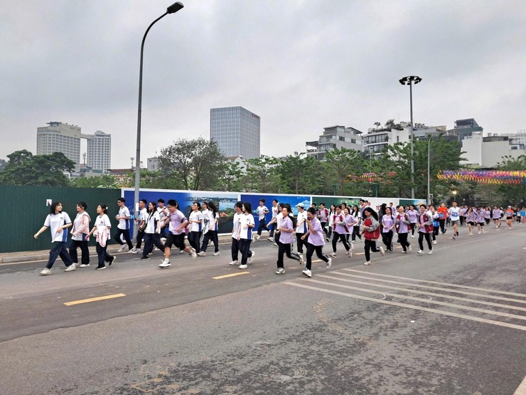 Phường Tây Hồ: Sôi nổi Ngày chạy Olympic và Giải chạy Báo Hànộimới lần thứ I năm 2026- Ảnh 6.