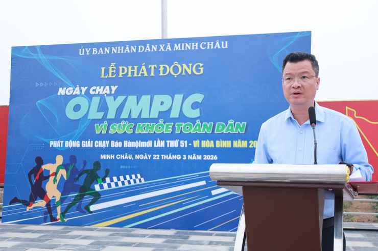 Minh Châu phát động ngày chạy Olympic vì sức khỏe toàn dân năm 2026 thu hút khoảng 800 người tham gia.- Ảnh 1.