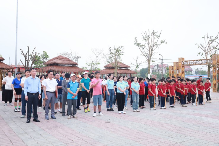 Minh Châu phát động ngày chạy Olympic vì sức khỏe toàn dân năm 2026 thu hút khoảng 800 người tham gia.- Ảnh 2.