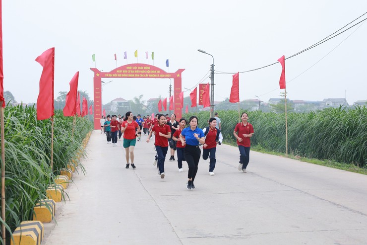 Minh Châu phát động ngày chạy Olympic vì sức khỏe toàn dân năm 2026 thu hút khoảng 800 người tham gia.- Ảnh 3.