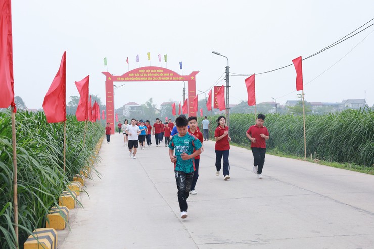 Minh Châu phát động ngày chạy Olympic vì sức khỏe toàn dân năm 2026 thu hút khoảng 800 người tham gia.- Ảnh 4.