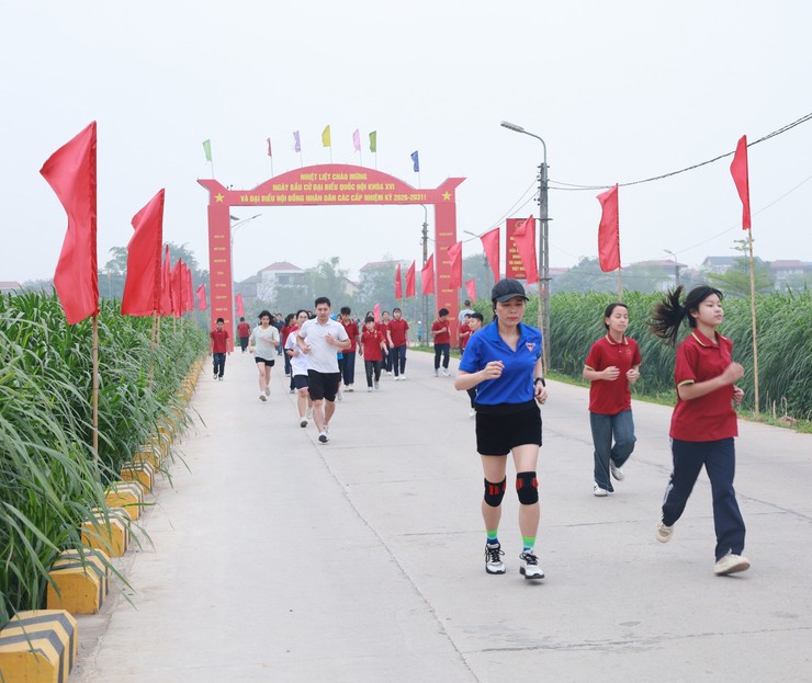 Minh Châu phát động ngày chạy Olympic vì sức khỏe toàn dân năm 2026 thu hút khoảng 800 người tham gia.- Ảnh 5.