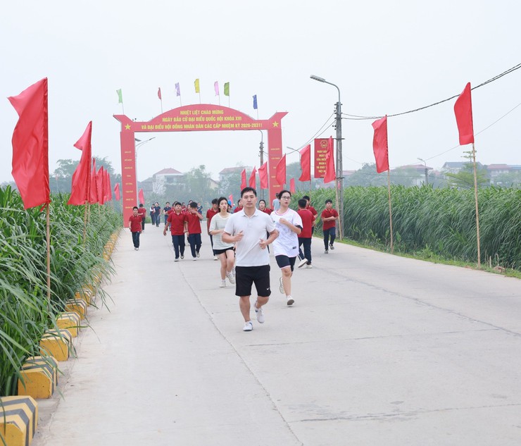 Minh Châu phát động ngày chạy Olympic vì sức khỏe toàn dân năm 2026 thu hút khoảng 800 người tham gia.- Ảnh 6.