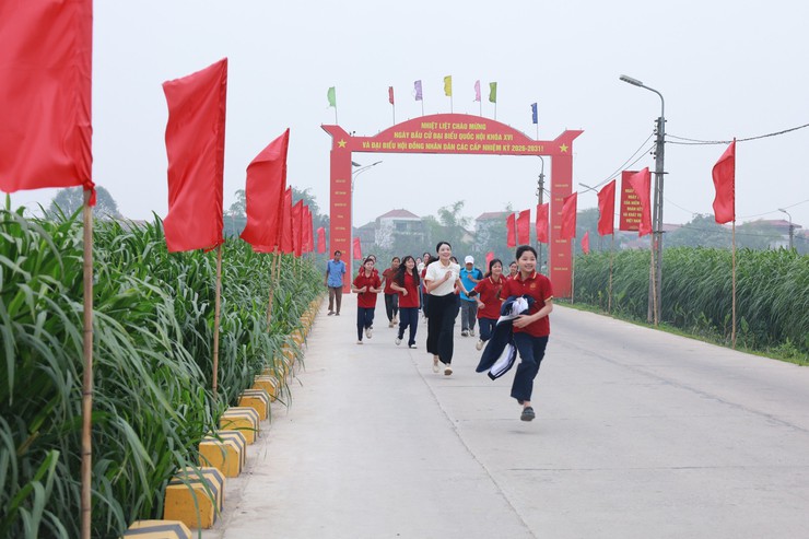 Minh Châu phát động ngày chạy Olympic vì sức khỏe toàn dân năm 2026 thu hút khoảng 800 người tham gia.- Ảnh 7.