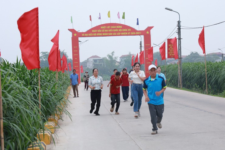 Minh Châu phát động ngày chạy Olympic vì sức khỏe toàn dân năm 2026 thu hút khoảng 800 người tham gia.- Ảnh 8.