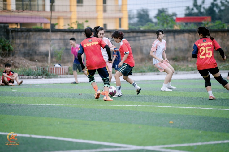 Sôi nổi giao lưu bóng đá nữ tại cụm Cẩm Lĩnh: Chào mừng tháng thanh niên và các sự kiện trọng đại- Ảnh 1.