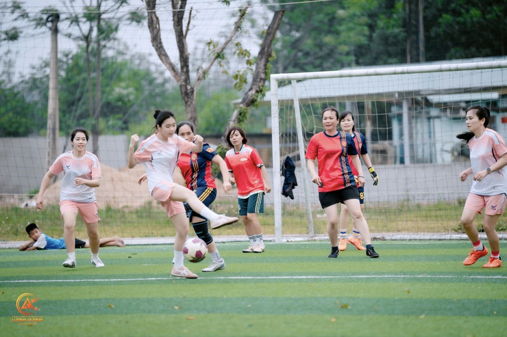 Sôi nổi giao lưu bóng đá nữ tại cụm Cẩm Lĩnh: Chào mừng tháng thanh niên và các sự kiện trọng đại- Ảnh 2.